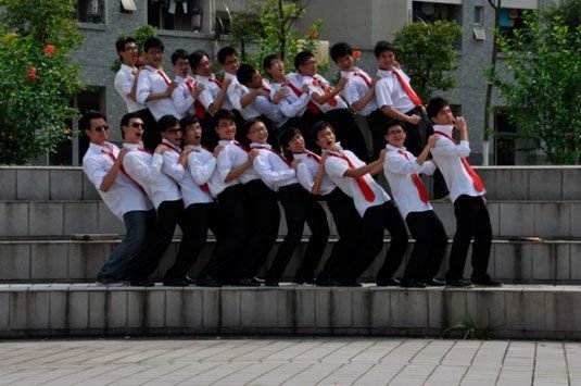 毕业班男生西裤白衬衫红领带照。